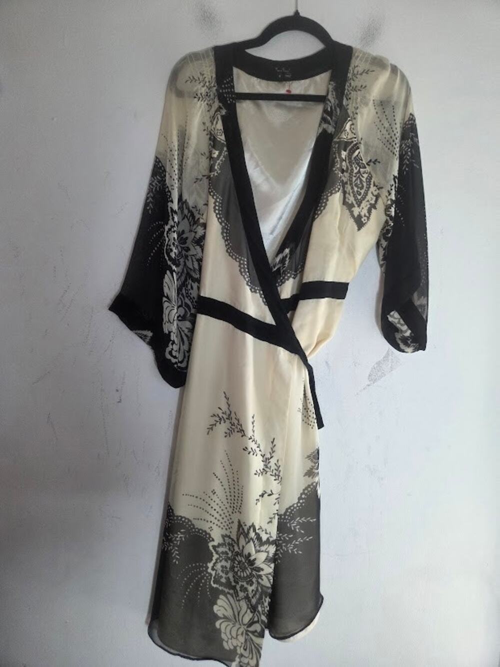 ECI New York Black Cream Floral 100% Silk Kimono Sleeves Wrap Dress size 6